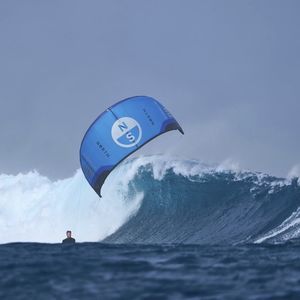 C-shape kitesurf kite