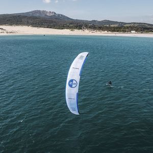 C-shape kitesurf kite