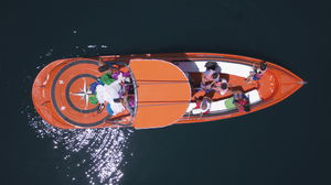 inboard parasail boat / 15-person max.
