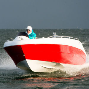 outboard center console boat