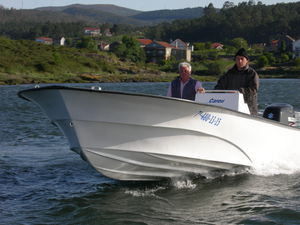 outboard center console boat / fiberglass / 12-person max.