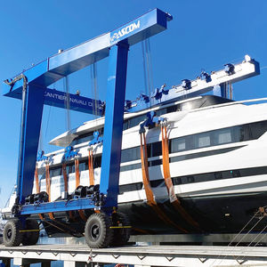 remotely controlled travel lift 1