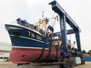 remotely controlled travel lift