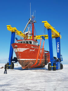 remotely controlled travel lift