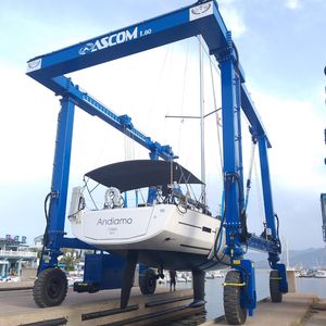 remotely controlled travel lift