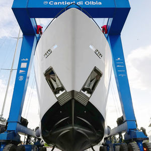 remotely controlled travel lift
