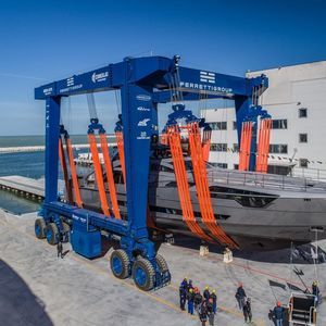 remotely controlled travel lift 1