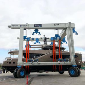 remotely controlled travel lift