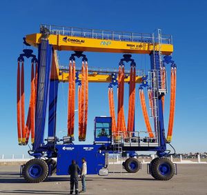 remotely controlled travel lift