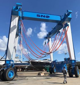 remotely controlled travel lift 1