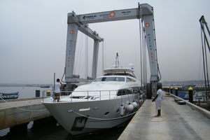 remotely controlled travel lift 1