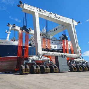 remotely controlled travel lift