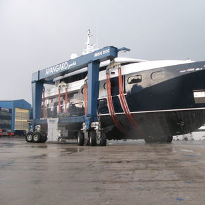 remotely controlled travel lift 1
