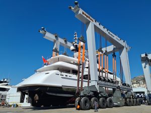 remotely controlled travel lift