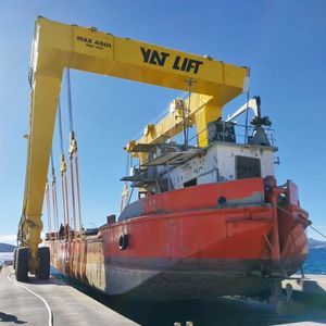 remotely controlled travel lift