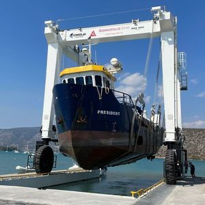 remotely controlled travel lift