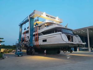 remotely controlled travel lift