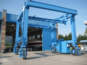 remotely controlled travel lift 1