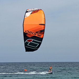 C-shape kitesurf kite