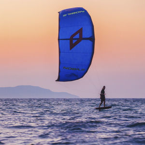 C-shape kitesurf kite