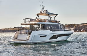 cruising motor yacht 1