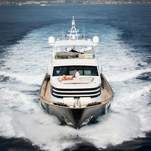 cruising motor yacht 1