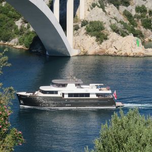 cruising motor yacht 1