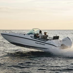 outboard center console boat