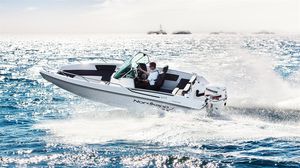 outboard center console boat
