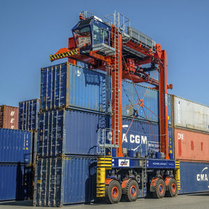 container straddle carrier