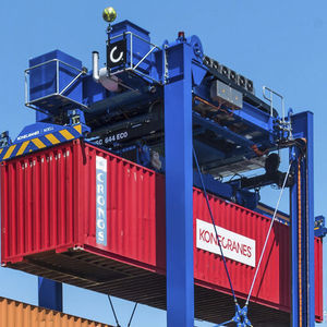 container straddle carrier