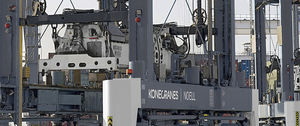 container straddle carrier