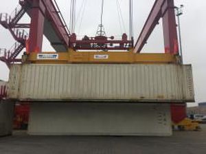 ship-to-shore crane spreader