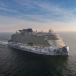 cruising cruise ship 1