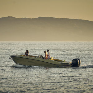 outboard center console boat