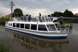 sightseeing boat