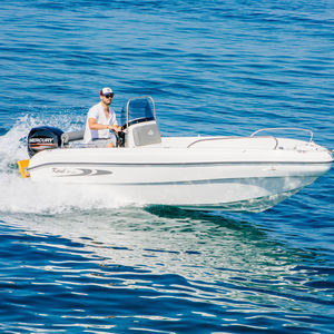 outboard center console boat