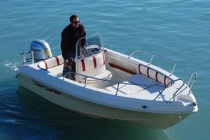 outboard center console boat