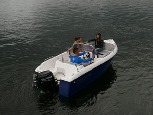 outboard center console boat