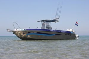 outboard center console boat