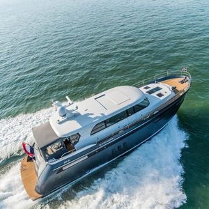 cruising motor yacht 1