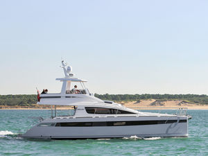 catamaran motor yacht / cruising / flybridge / semi-custom