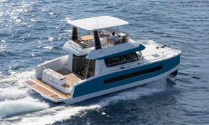 catamaran express cruiser / inboard / twin-engine / flybridge