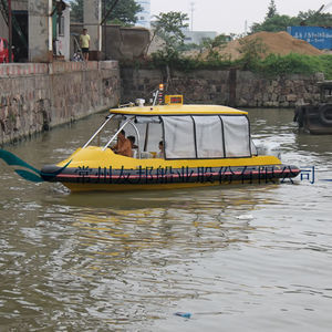 sightseeing boat