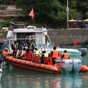 sightseeing boat