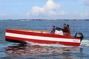 outboard center console boat