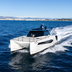 catamaran express cruiser