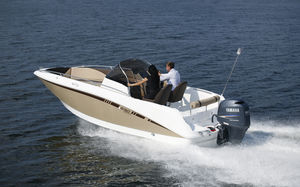 outboard center console boat