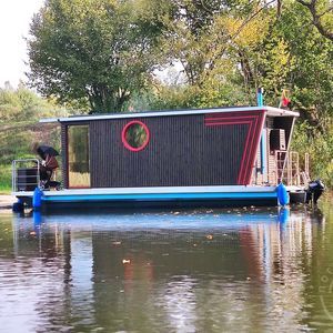 outboard houseboat