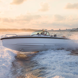 outboard center console boat